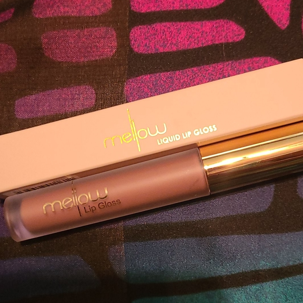 Mellow liquid lip gloss